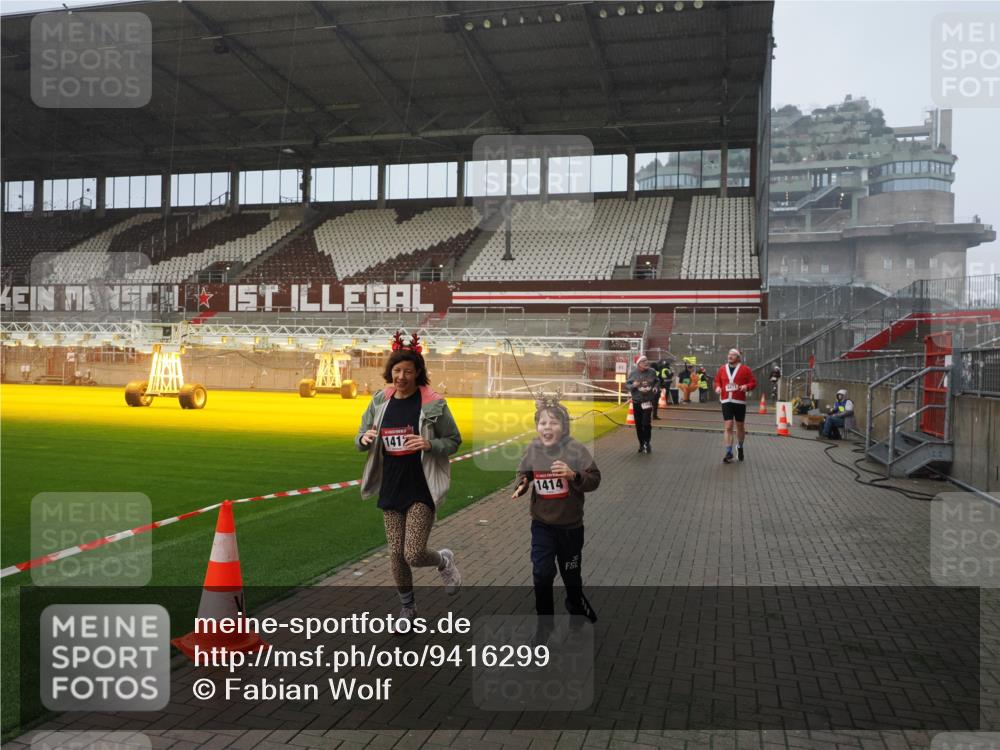 07.12.2025 - St. Pauli X-Mass-Run No. 15 Fabian Wolf http://msf.ph/oto/9416299 07.12.2025 11:08:42 Ziel 1184, 1412, xxxx, 1424, 1464, 1491, 1625, 2259, 2893, 4471, 4584, 4819, 4830 meine-sportfotos.de