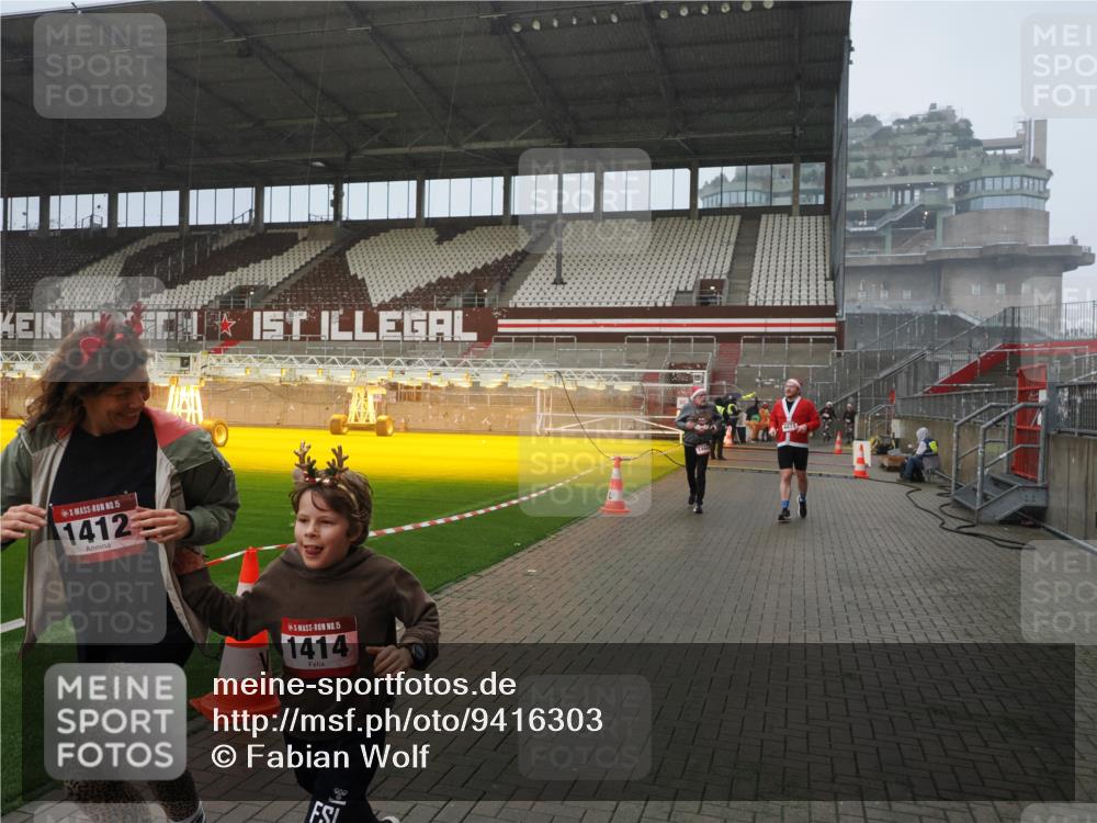 07.12.2025 - St. Pauli X-Mass-Run No. 15 Fabian Wolf http://msf.ph/oto/9416303 07.12.2025 11:08:43 Ziel 1412, xxxx, 1424, 1464, 1491, 1625, 2259, 2893, 4471, 4584, 4819, 4830 meine-sportfotos.de