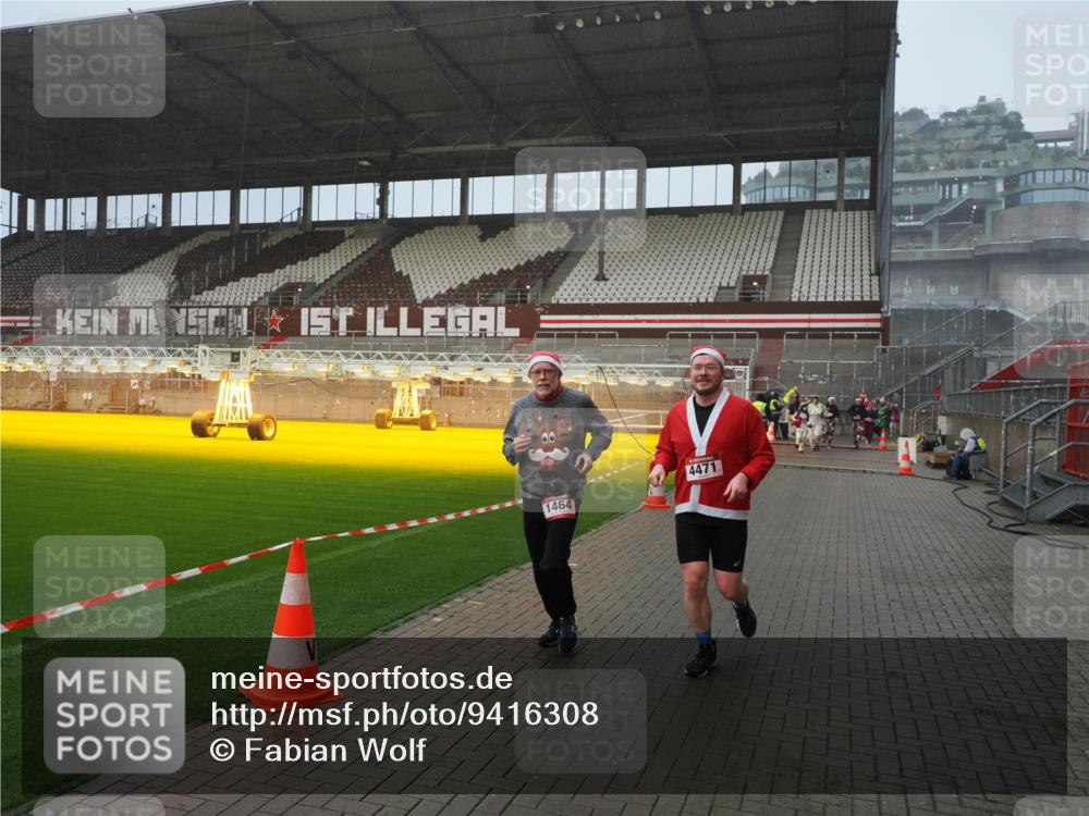 07.12.2025 - St. Pauli X-Mass-Run No. 15 Fabian Wolf http://msf.ph/oto/9416308 07.12.2025 11:08:47 Ziel 1412, xxxx, 1464, 2879, 2893, 2898, 4471 meine-sportfotos.de