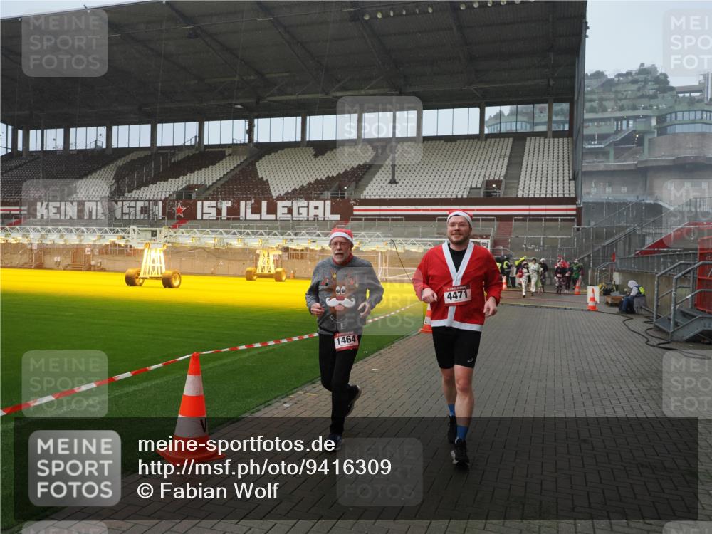 07.12.2025 - St. Pauli X-Mass-Run No. 15 Fabian Wolf http://msf.ph/oto/9416309 07.12.2025 11:08:47 Ziel 1412, xxxx, 1464, 2879, 2893, 2898, 4471 meine-sportfotos.de