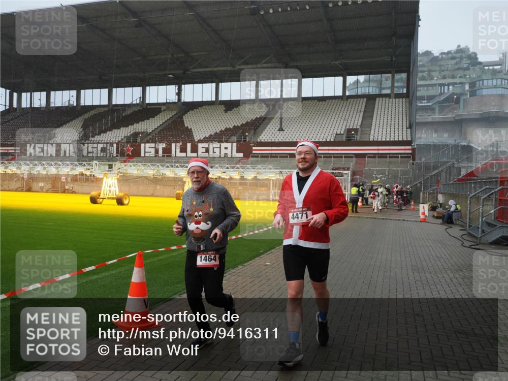 07.12.2025 - St. Pauli X-Mass-Run No. 15 Fabian Wolf http://msf.ph/oto/9416311 07.12.2025 11:08:47 Ziel 1412, xxxx, 1464, 2879, 2893, 2898, 4471 meine-sportfotos.de