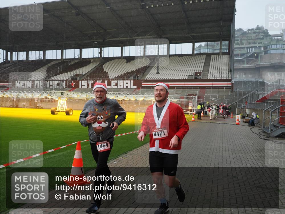 07.12.2025 - St. Pauli X-Mass-Run No. 15 Fabian Wolf http://msf.ph/oto/9416312 07.12.2025 11:08:47 Ziel 1412, xxxx, 1464, 2879, 2893, 2898, 4471 meine-sportfotos.de