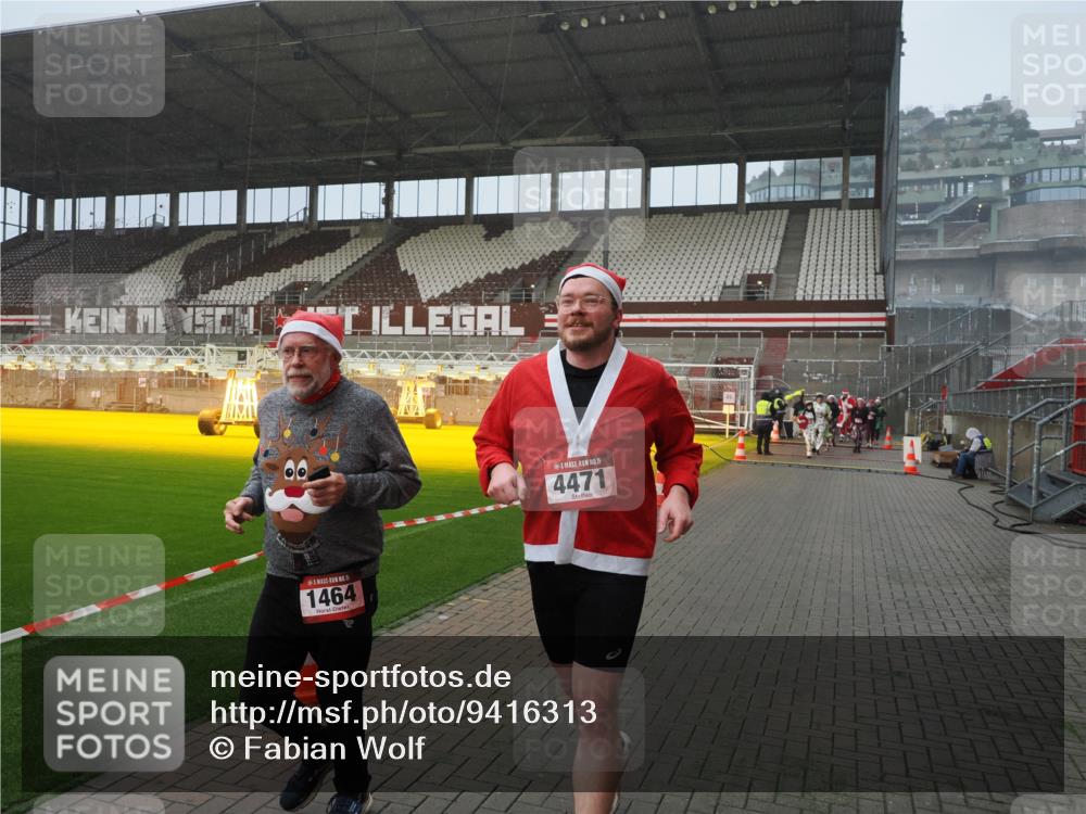 07.12.2025 - St. Pauli X-Mass-Run No. 15 Fabian Wolf http://msf.ph/oto/9416313 07.12.2025 11:08:48 Ziel 1412, xxxx, 1464, 2070, 2879, 2898, 4471 meine-sportfotos.de