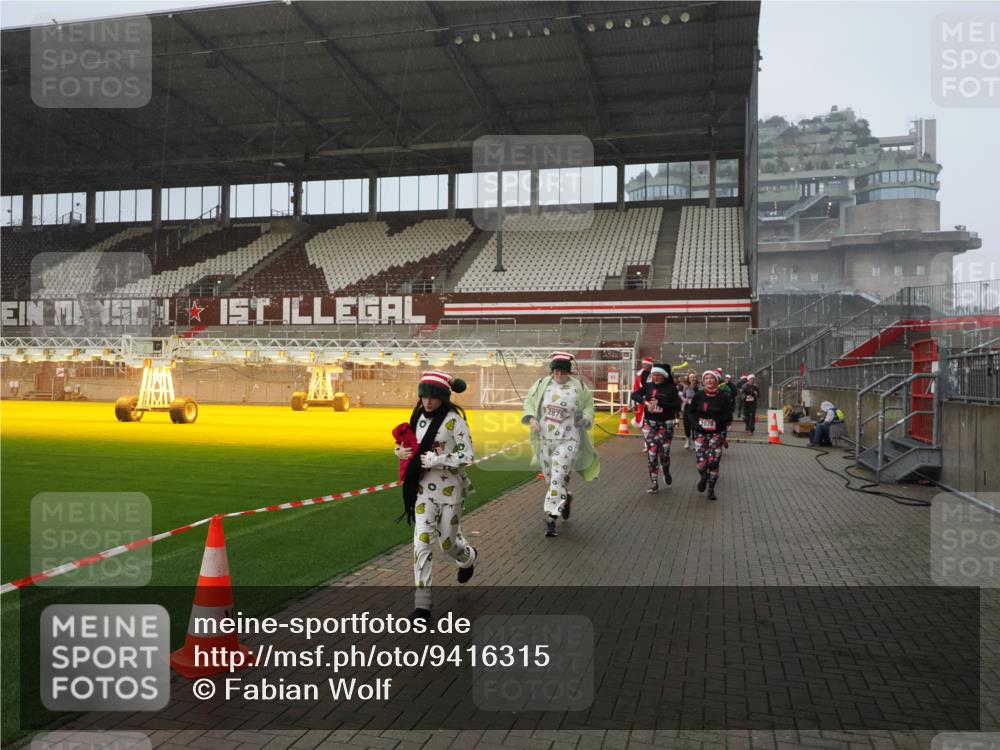 07.12.2025 - St. Pauli X-Mass-Run No. 15 Fabian Wolf http://msf.ph/oto/9416315 07.12.2025 11:08:55 Ziel 335, 338, 341, 495, 496, 619, 1205, 1211, 1412, xxxx, 1464, 1502, 1511, 2070, 2879, 2898, 4471 meine-sportfotos.de