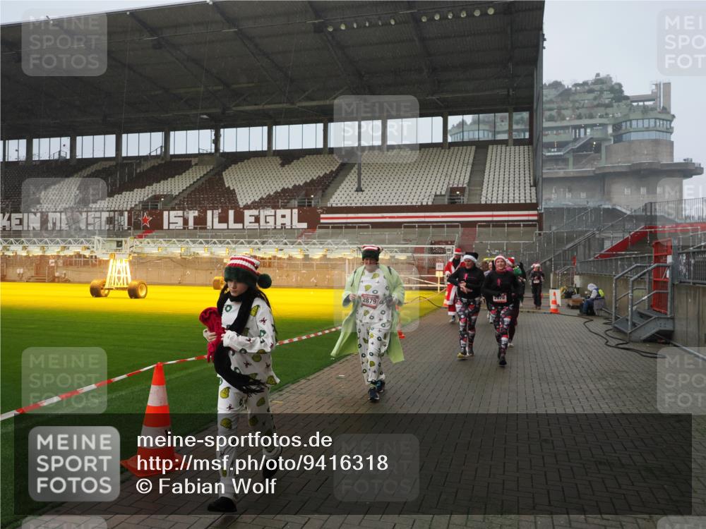 07.12.2025 - St. Pauli X-Mass-Run No. 15 Fabian Wolf http://msf.ph/oto/9416318 07.12.2025 11:08:55 Ziel 335, 338, 341, 495, 496, 619, 1205, 1211, 1412, xxxx, 1464, 1502, 1511, 2070, 2879, 2898, 4471 meine-sportfotos.de