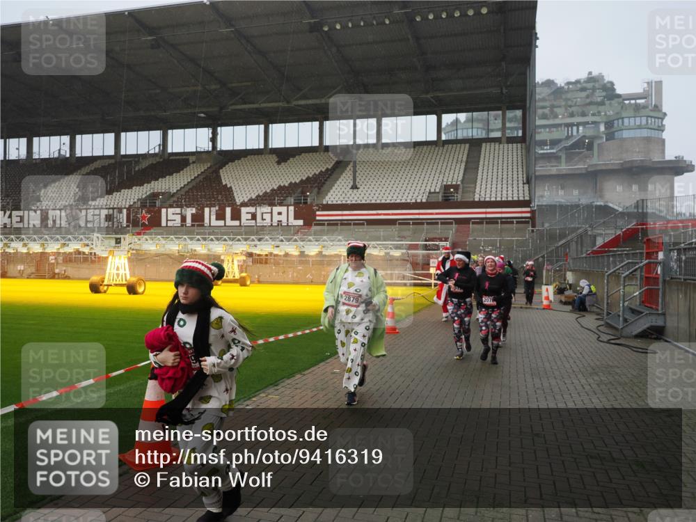 07.12.2025 - St. Pauli X-Mass-Run No. 15 Fabian Wolf http://msf.ph/oto/9416319 07.12.2025 11:08:56 Ziel 335, 338, 341, 495, 496, 619, 1205, 1211, 1464, 1502, 1511, 2070, 2879, 2898, 4471 meine-sportfotos.de
