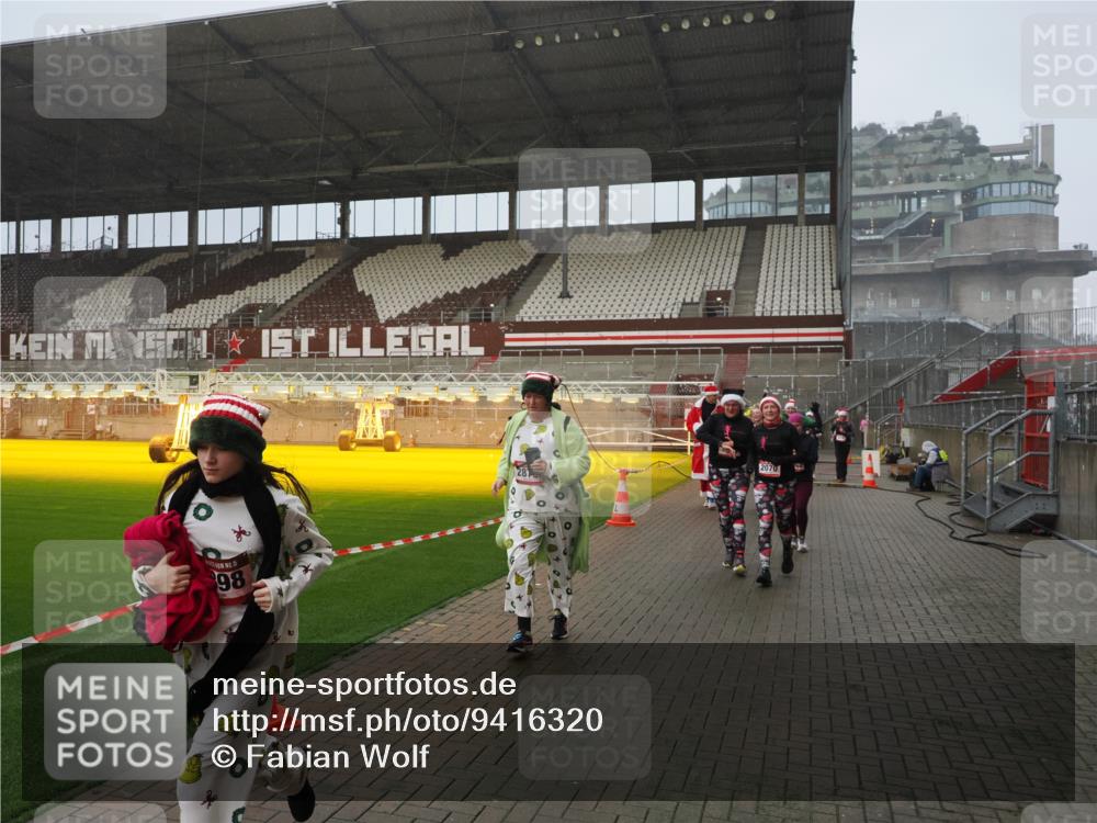 07.12.2025 - St. Pauli X-Mass-Run No. 15 Fabian Wolf http://msf.ph/oto/9416320 07.12.2025 11:08:56 Ziel 335, 338, 341, 495, 496, 619, 1205, 1211, 1464, 1502, 1511, 2070, 2879, 2898, 4471 meine-sportfotos.de