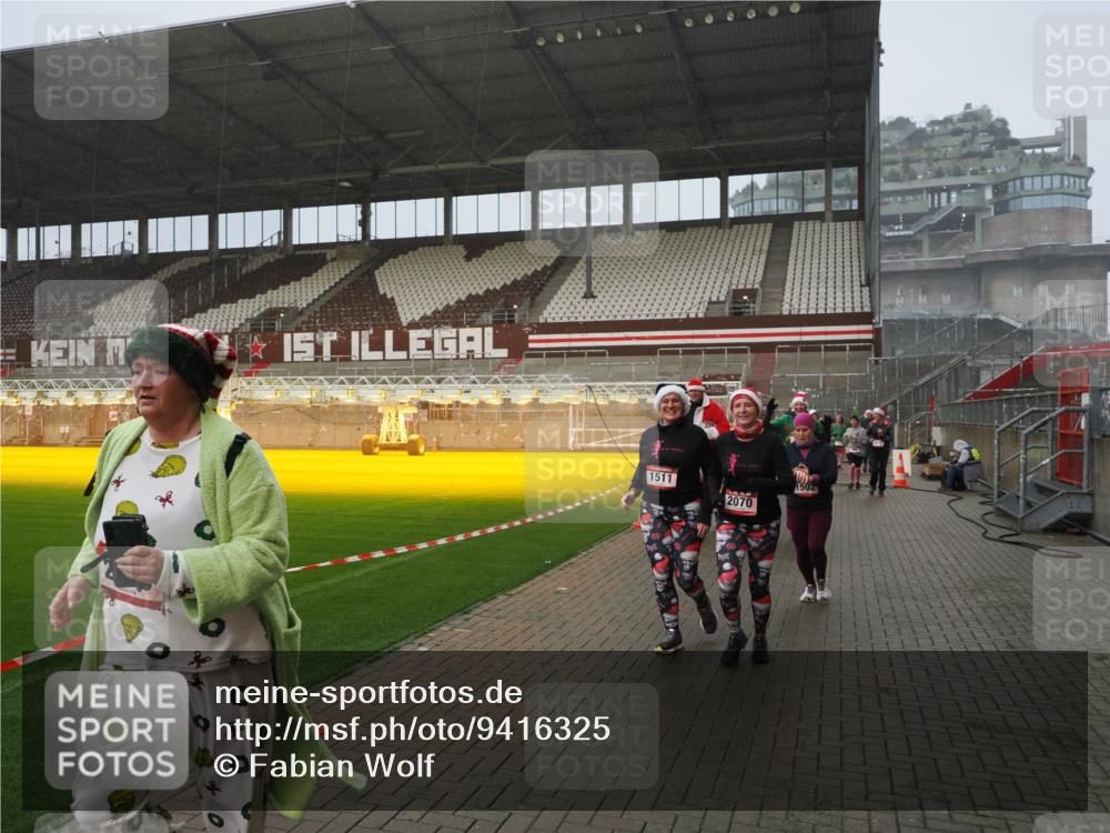07.12.2025 - St. Pauli X-Mass-Run No. 15 Fabian Wolf http://msf.ph/oto/9416325 07.12.2025 11:08:57 Ziel 335, 338, 341, 495, 496, 619, 1136, 1138, 1140, 1205, 1211, 1464, 1502, 1511, 2070, 2879, 2898, 4471 meine-sportfotos.de