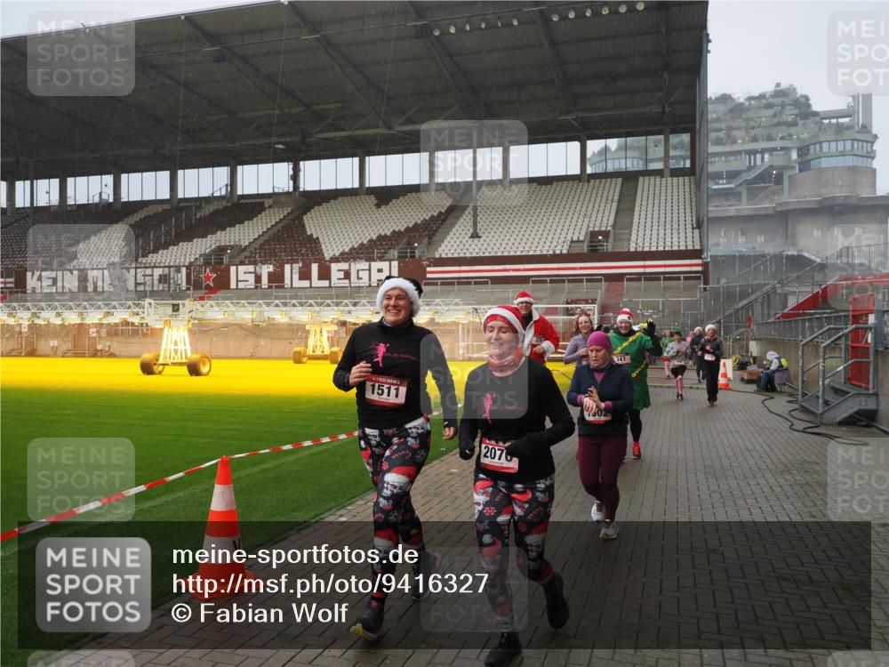 07.12.2025 - St. Pauli X-Mass-Run No. 15 Fabian Wolf http://msf.ph/oto/9416327 07.12.2025 11:08:58 Ziel 335, 338, 341, 495, 496, 619, 1136, 1138, 1140, 1205, 1211, 1502, 1511, 2070, 2879, 2898 meine-sportfotos.de