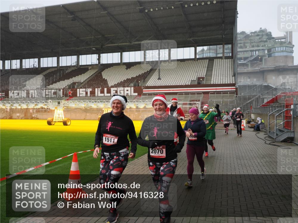 07.12.2025 - St. Pauli X-Mass-Run No. 15 Fabian Wolf http://msf.ph/oto/9416328 07.12.2025 11:08:59 Ziel 335, 338, 341, 495, 496, 619, 1136, 1138, 1140, 1205, 1211, 1502, 1511, 2070, 2879, 2898 meine-sportfotos.de
