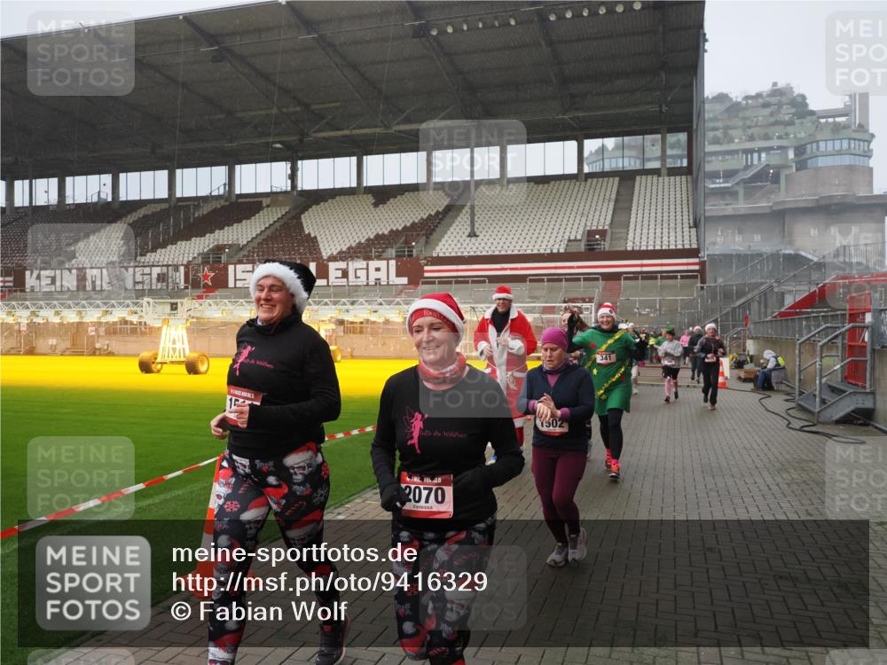 07.12.2025 - St. Pauli X-Mass-Run No. 15 Fabian Wolf http://msf.ph/oto/9416329 07.12.2025 11:08:59 Ziel 335, 338, 341, 495, 496, 619, 1136, 1138, 1140, 1205, 1211, 1502, 1511, 2070, 2879, 2898 meine-sportfotos.de