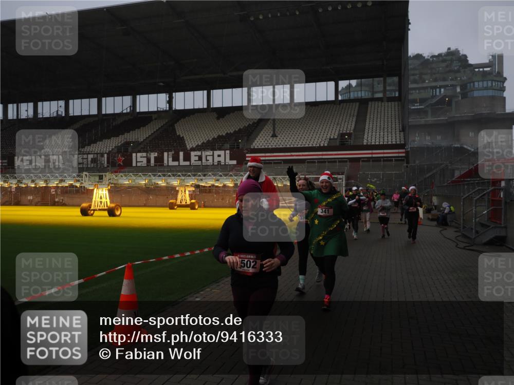 07.12.2025 - St. Pauli X-Mass-Run No. 15 Fabian Wolf http://msf.ph/oto/9416333 07.12.2025 11:09:00 Ziel 335, 338, 341, 495, 496, 619, 1136, 1138, 1140, 1205, 1211, 1502, 1511, 2070, 2879, 2898 meine-sportfotos.de