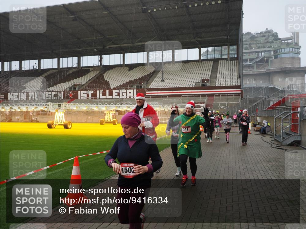 07.12.2025 - St. Pauli X-Mass-Run No. 15 Fabian Wolf http://msf.ph/oto/9416334 07.12.2025 11:09:00 Ziel 335, 338, 341, 495, 496, 619, 1136, 1138, 1140, 1205, 1211, 1502, 1511, 2070, 2879, 2898 meine-sportfotos.de