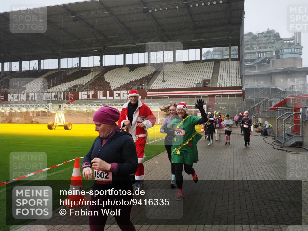 07.12.2025 - St. Pauli X-Mass-Run No. 15 Fabian Wolf http://msf.ph/oto/9416335 07.12.2025 11:09:00 Ziel 335, 338, 341, 495, 496, 619, 1136, 1138, 1140, 1205, 1211, 1502, 1511, 2070, 2879, 2898 meine-sportfotos.de