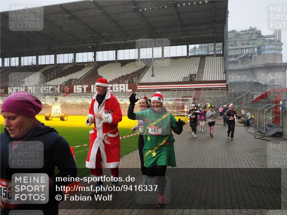 07.12.2025 - St. Pauli X-Mass-Run No. 15 Fabian Wolf http://msf.ph/oto/9416337 07.12.2025 11:09:00 Ziel 335, 338, 341, 495, 496, 619, 1136, 1138, 1140, 1205, 1211, 1502, 1511, 2070, 2879, 2898 meine-sportfotos.de