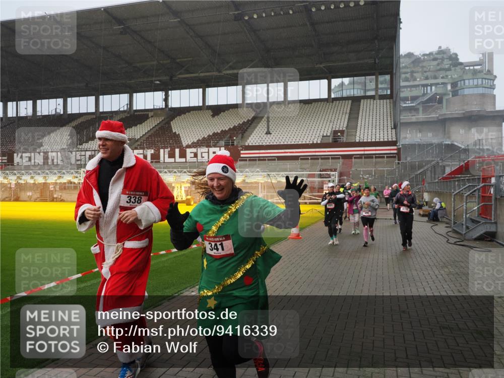 07.12.2025 - St. Pauli X-Mass-Run No. 15 Fabian Wolf http://msf.ph/oto/9416339 07.12.2025 11:09:01 Ziel 335, 338, 341, 495, 496, 619, 1136, 1138, 1140, 1205, 1211, 1502, 1511, 2070, 2879, 2898 meine-sportfotos.de