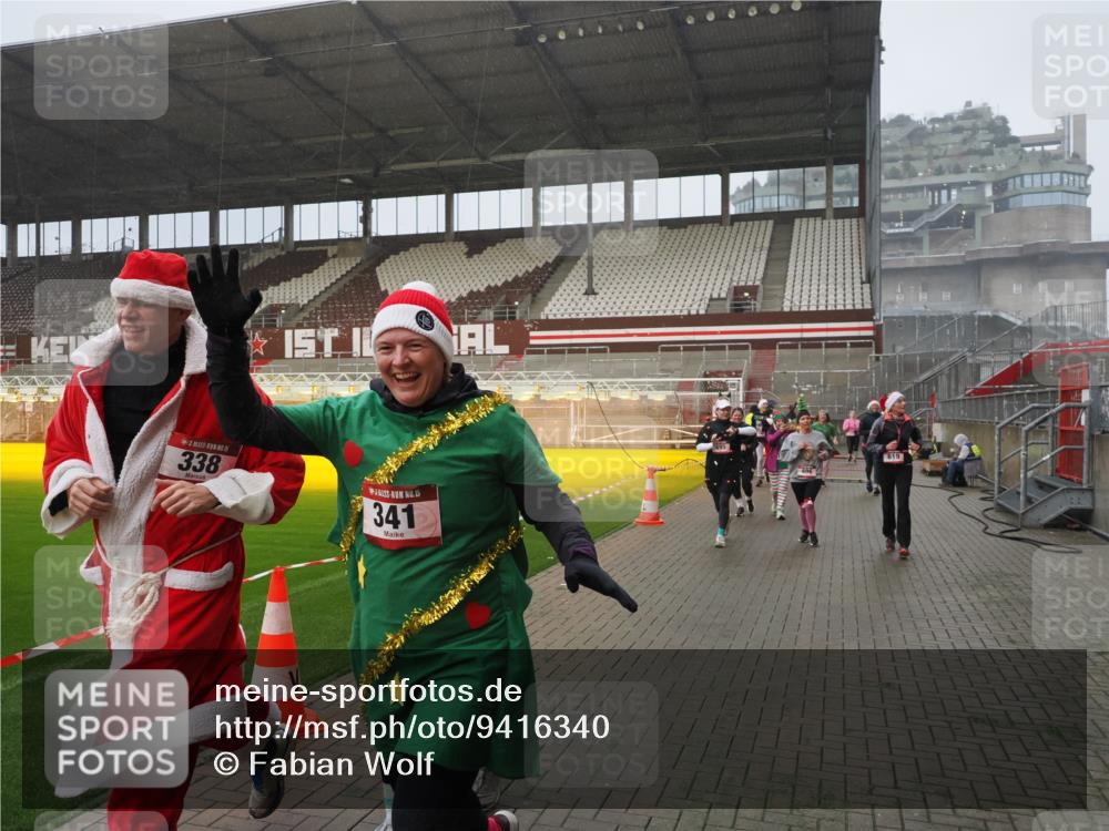 07.12.2025 - St. Pauli X-Mass-Run No. 15 Fabian Wolf http://msf.ph/oto/9416340 07.12.2025 11:09:01 Ziel 335, 338, 341, 495, 496, 619, 1136, 1138, 1140, 1205, 1211, 1502, 1511, 2070, 2879, 2898 meine-sportfotos.de