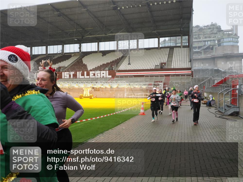 07.12.2025 - St. Pauli X-Mass-Run No. 15 Fabian Wolf http://msf.ph/oto/9416342 07.12.2025 11:09:01 Ziel 335, 338, 341, 495, 496, 619, 1136, 1138, 1140, 1205, 1211, 1502, 1511, 2070, 2879, 2898 meine-sportfotos.de
