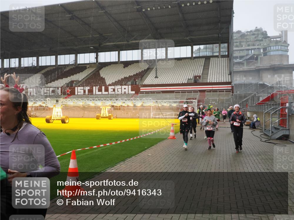 07.12.2025 - St. Pauli X-Mass-Run No. 15 Fabian Wolf http://msf.ph/oto/9416343 07.12.2025 11:09:02 Ziel 335, 338, 341, 495, 496, 619, 1136, 1138, 1140, 1205, 1211, 1502, 1511, 1574, 2070, 2879, 2898 meine-sportfotos.de
