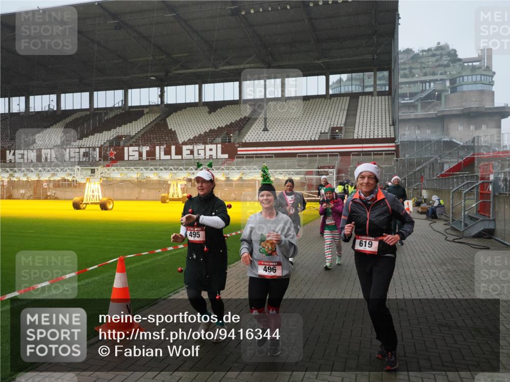 07.12.2025 - St. Pauli X-Mass-Run No. 15 Fabian Wolf http://msf.ph/oto/9416344 07.12.2025 11:09:04 Ziel 335, 338, 341, 495, 496, 619, 1136, 1138, 1140, 1205, 1211, 1502, 1511, 1574, 2070, 2879, 2898 meine-sportfotos.de