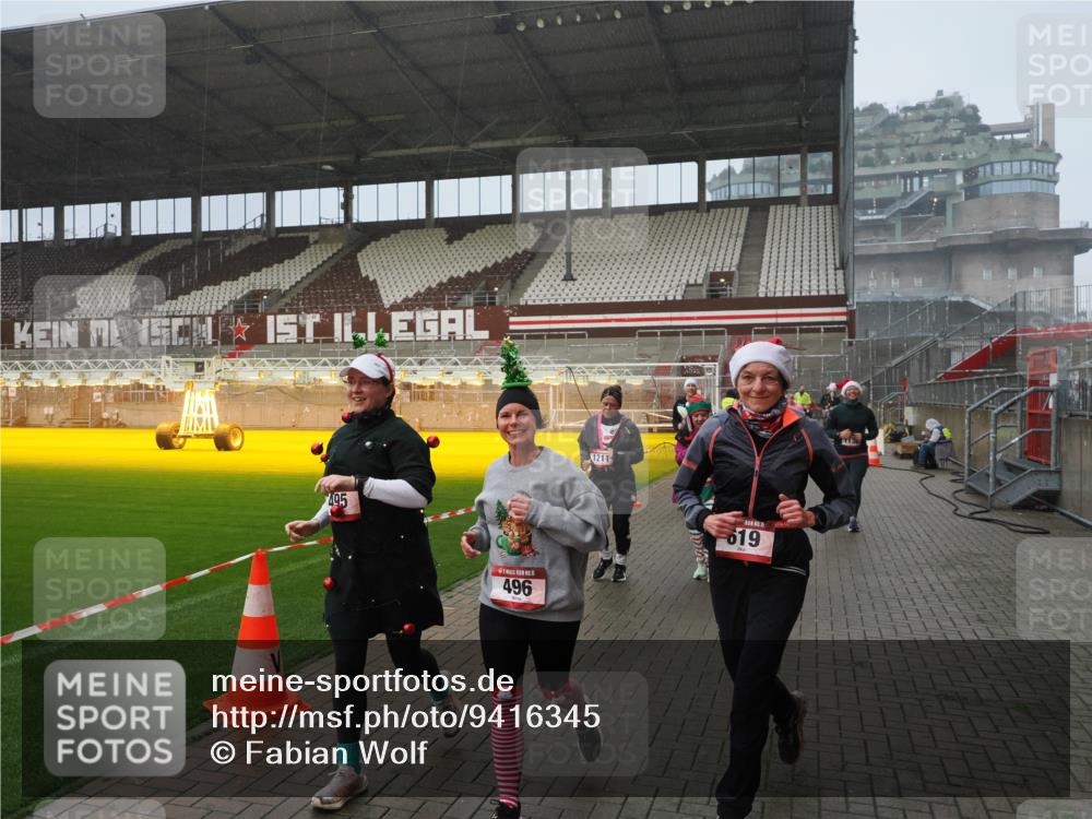 07.12.2025 - St. Pauli X-Mass-Run No. 15 Fabian Wolf http://msf.ph/oto/9416345 07.12.2025 11:09:04 Ziel 335, 338, 341, 495, 496, 619, 1136, 1138, 1140, 1205, 1211, 1502, 1511, 1574, 2070, 2879, 2898 meine-sportfotos.de