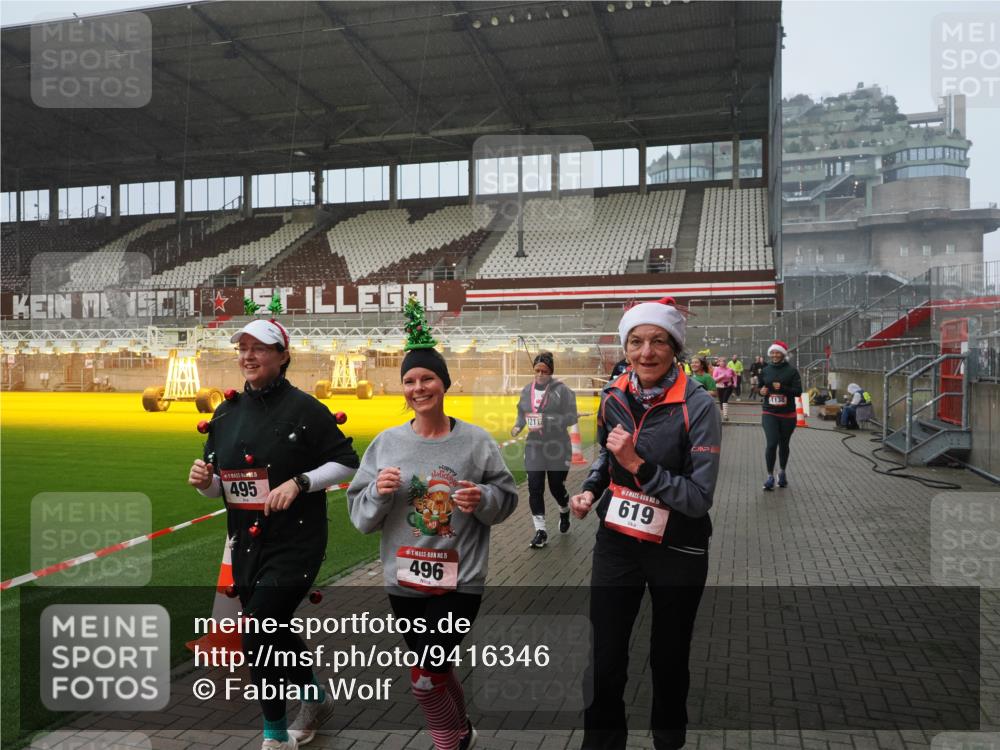 07.12.2025 - St. Pauli X-Mass-Run No. 15 Fabian Wolf http://msf.ph/oto/9416346 07.12.2025 11:09:04 Ziel 335, 338, 341, 495, 496, 619, 1136, 1138, 1140, 1205, 1211, 1502, 1511, 1574, 2070, 2879, 2898 meine-sportfotos.de