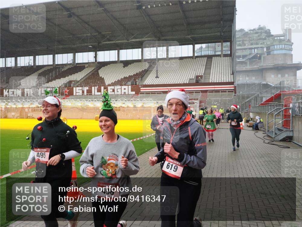07.12.2025 - St. Pauli X-Mass-Run No. 15 Fabian Wolf http://msf.ph/oto/9416347 07.12.2025 11:09:04 Ziel 335, 338, 341, 495, 496, 619, 1136, 1138, 1140, 1205, 1211, 1502, 1511, 1574, 2070, 2879, 2898 meine-sportfotos.de