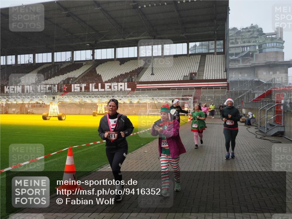 07.12.2025 - St. Pauli X-Mass-Run No. 15 Fabian Wolf http://msf.ph/oto/9416352 07.12.2025 11:09:06 Ziel 335, 338, 341, 495, 496, 619, 1136, 1138, 1140, 1205, 1211, 1502, 1511, 1574, 2070, 2879, 2898 meine-sportfotos.de