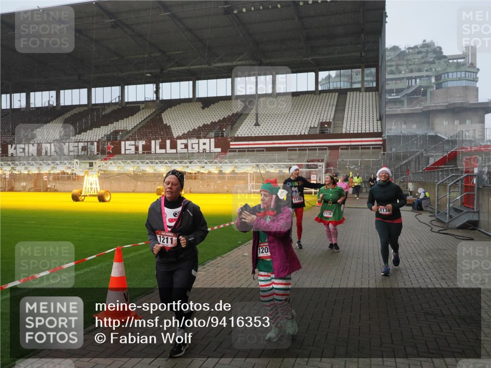 07.12.2025 - St. Pauli X-Mass-Run No. 15 Fabian Wolf http://msf.ph/oto/9416353 07.12.2025 11:09:06 Ziel 335, 338, 341, 495, 496, 619, 1136, 1138, 1140, 1205, 1211, 1502, 1511, 1574, 2070, 2879, 2898 meine-sportfotos.de