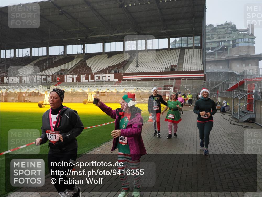 07.12.2025 - St. Pauli X-Mass-Run No. 15 Fabian Wolf http://msf.ph/oto/9416355 07.12.2025 11:09:06 Ziel 335, 338, 341, 495, 496, 619, 1136, 1138, 1140, 1205, 1211, 1502, 1511, 1574, 2070, 2879, 2898 meine-sportfotos.de