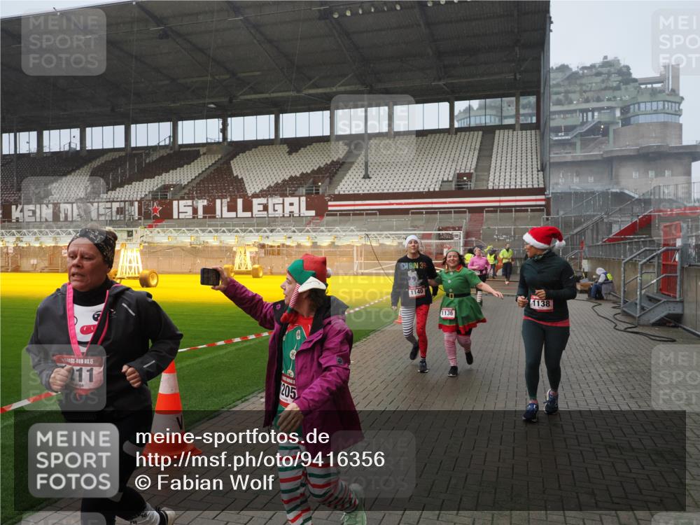 07.12.2025 - St. Pauli X-Mass-Run No. 15 Fabian Wolf http://msf.ph/oto/9416356 07.12.2025 11:09:07 Ziel 335, 338, 341, 495, 496, 558, 619, 1136, 1138, 1140, 1205, 1211, 1260, 1502, 1511, 1574, 2070, 2879, 2898 meine-sportfotos.de