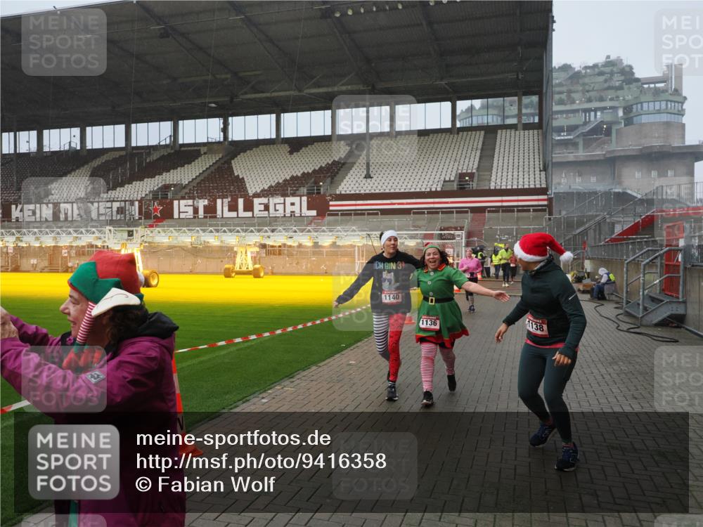 07.12.2025 - St. Pauli X-Mass-Run No. 15 Fabian Wolf http://msf.ph/oto/9416358 07.12.2025 11:09:07 Ziel 335, 338, 341, 495, 496, 558, 619, 1136, 1138, 1140, 1205, 1211, 1260, 1502, 1511, 1574, 2070, 2879, 2898 meine-sportfotos.de