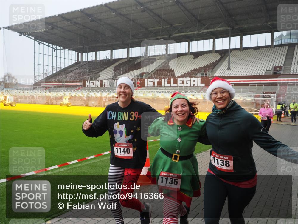 07.12.2025 - St. Pauli X-Mass-Run No. 15 Fabian Wolf http://msf.ph/oto/9416366 07.12.2025 11:09:09 Ziel 44, 51, 335, 338, 341, 495, 496, 558, 619, 1136, 1138, 1140, 1205, 1211, 1260, 1502, 1511, 1574 meine-sportfotos.de
