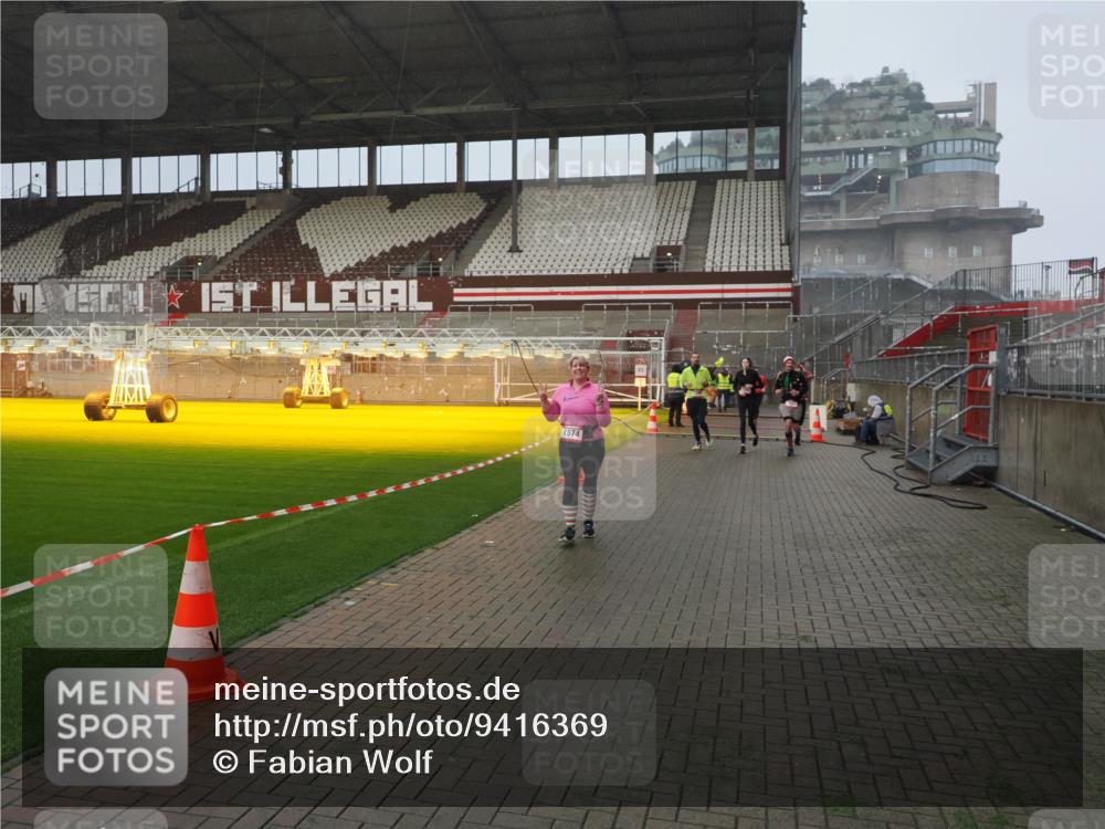 07.12.2025 - St. Pauli X-Mass-Run No. 15 Fabian Wolf http://msf.ph/oto/9416369 07.12.2025 11:09:11 Ziel 44, 51, 335, 338, 341, 495, 496, 558, 619, 1110, 1136, 1138, 1140, 1205, 1211, 1260, 1574 meine-sportfotos.de