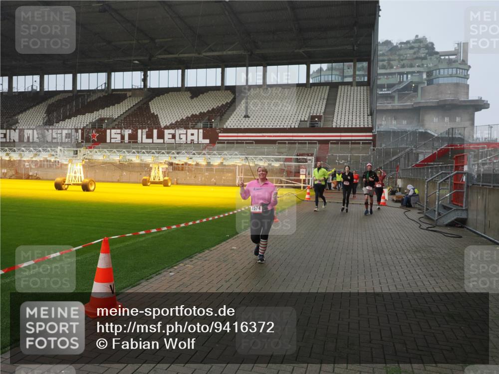 07.12.2025 - St. Pauli X-Mass-Run No. 15 Fabian Wolf http://msf.ph/oto/9416372 07.12.2025 11:09:11 Ziel 44, 51, 335, 338, 341, 495, 496, 558, 619, 1110, 1136, 1138, 1140, 1205, 1211, 1260, 1574 meine-sportfotos.de