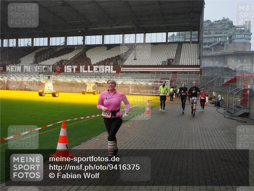 07.12.2025 - St. Pauli X-Mass-Run No. 15 Fabian Wolf http://msf.ph/oto/9416375 07.12.2025 11:09:13 Ziel 44, 51, 495, 496, 558, 619, 1110, 1136, 1138, 1140, 1205, 1211, 1260, 1574 meine-sportfotos.de