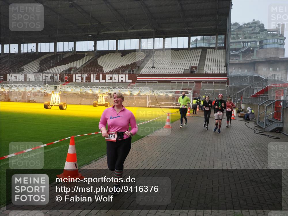 07.12.2025 - St. Pauli X-Mass-Run No. 15 Fabian Wolf http://msf.ph/oto/9416376 07.12.2025 11:09:13 Ziel 44, 51, 495, 496, 558, 619, 1110, 1136, 1138, 1140, 1205, 1211, 1260, 1574 meine-sportfotos.de