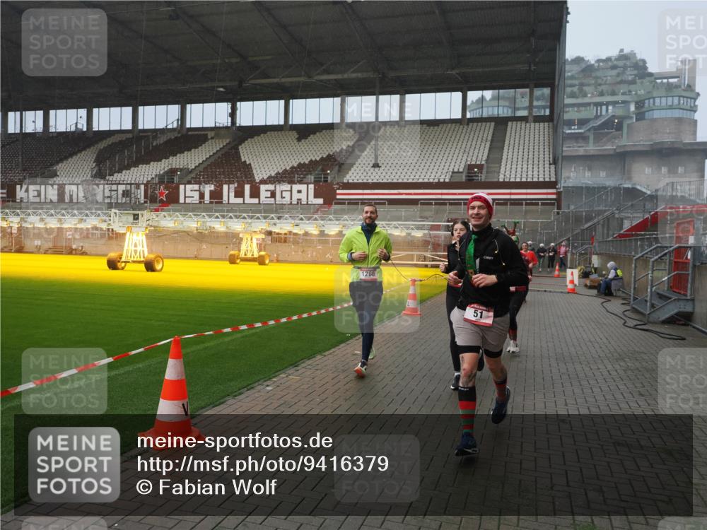 07.12.2025 - St. Pauli X-Mass-Run No. 15 Fabian Wolf http://msf.ph/oto/9416379 07.12.2025 11:09:15 Ziel 44, 51, 495, 496, 558, 1110, 1136, 1138, 1140, 1260, 1574 meine-sportfotos.de