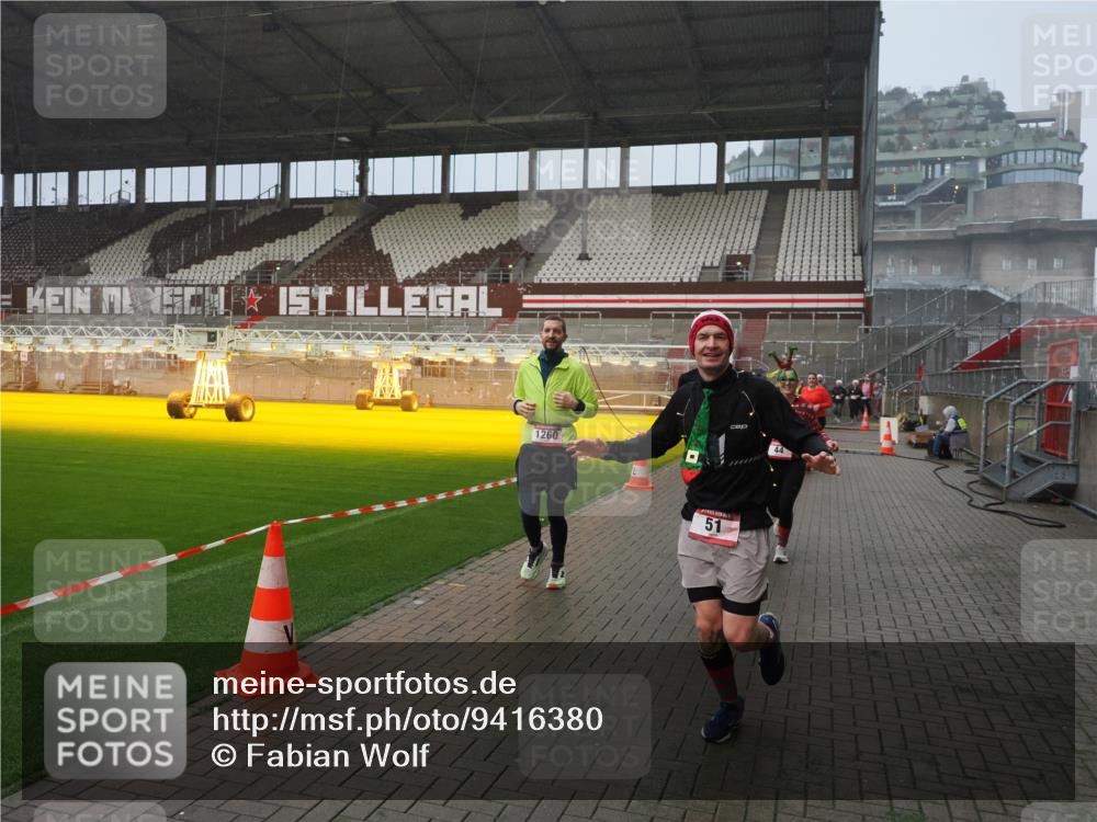 07.12.2025 - St. Pauli X-Mass-Run No. 15 Fabian Wolf http://msf.ph/oto/9416380 07.12.2025 11:09:15 Ziel 44, 51, 495, 496, 558, 1110, 1136, 1138, 1140, 1260, 1574 meine-sportfotos.de