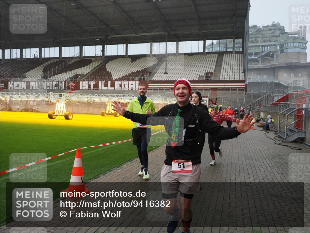 07.12.2025 - St. Pauli X-Mass-Run No. 15 Fabian Wolf http://msf.ph/oto/9416382 07.12.2025 11:09:16 Ziel 44, 51, 558, 1110, 1136, 1138, 1140, 1260, 1574 meine-sportfotos.de