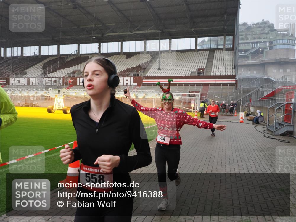 07.12.2025 - St. Pauli X-Mass-Run No. 15 Fabian Wolf http://msf.ph/oto/9416388 07.12.2025 11:09:17 Ziel 44, 51, 558, 1110, 1136, 1138, 1140, 1260, 1574 meine-sportfotos.de