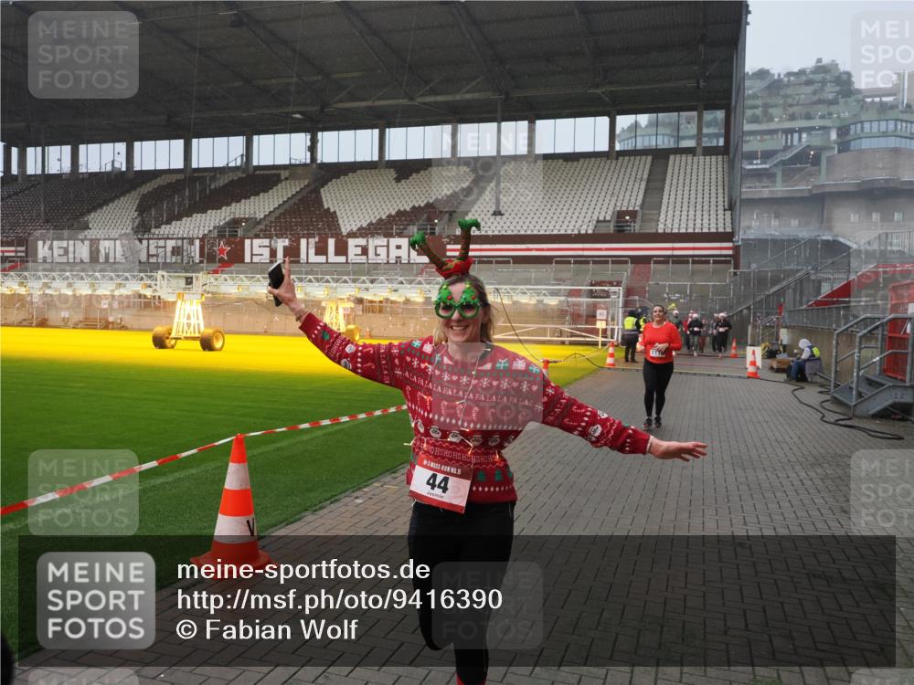 07.12.2025 - St. Pauli X-Mass-Run No. 15 Fabian Wolf http://msf.ph/oto/9416390 07.12.2025 11:09:18 Ziel 44, 51, 558, 1110, 1260, 1574 meine-sportfotos.de