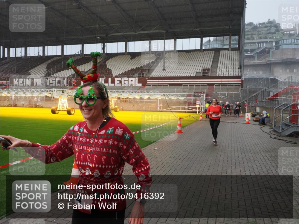 07.12.2025 - St. Pauli X-Mass-Run No. 15 Fabian Wolf http://msf.ph/oto/9416392 07.12.2025 11:09:18 Ziel 44, 51, 558, 1110, 1260, 1574 meine-sportfotos.de