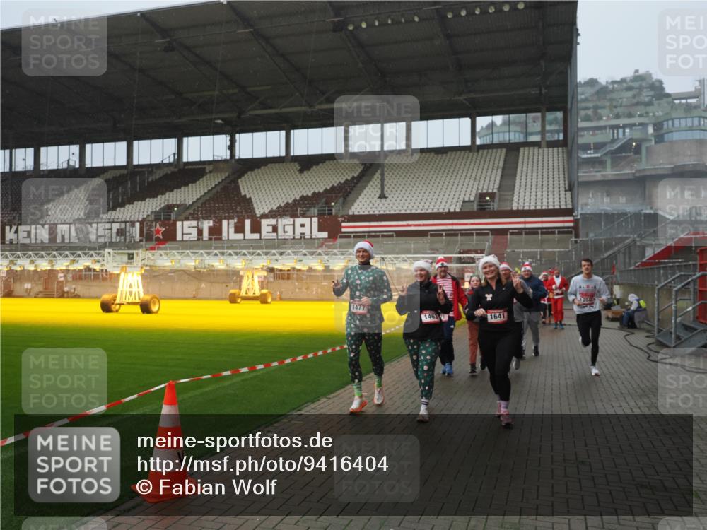 07.12.2025 - St. Pauli X-Mass-Run No. 15 Fabian Wolf http://msf.ph/oto/9416404 07.12.2025 11:09:28 Ziel 44, 51, 59, 66, 266, 330, 971, 1084, 1110, 1463, 1477, 1641, 1851, 1870, 1945, 1974, 2042, 3151, 4190, 4191 meine-sportfotos.de