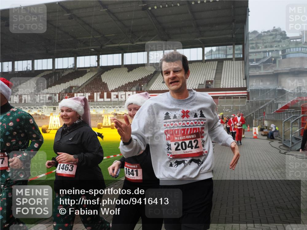 07.12.2025 - St. Pauli X-Mass-Run No. 15 Fabian Wolf http://msf.ph/oto/9416413 07.12.2025 11:09:30 Ziel 59, 66, 266, 330, 971, 1084, 1110, 1463, 1477, 1641, 1851, 1870, 1945, 1974, 2042, 3151, 4190, 4191 meine-sportfotos.de