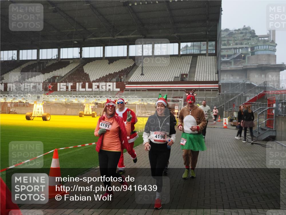 07.12.2025 - St. Pauli X-Mass-Run No. 15 Fabian Wolf http://msf.ph/oto/9416439 07.12.2025 11:09:37 Ziel 59, 66, 266, 330, 814, 971, 1084, 1157, 1463, 1477, 1579, 1582, 1641, 1851, 1870, 1945, 1974, 2042, 3151, 4190, 4191 meine-sportfotos.de