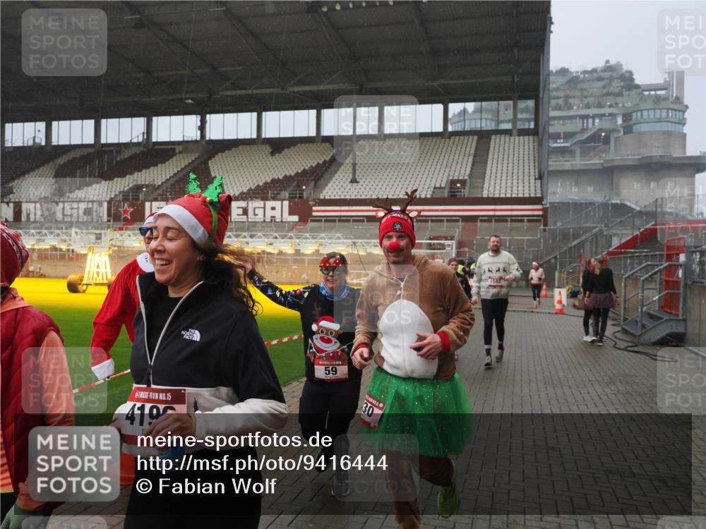 07.12.2025 - St. Pauli X-Mass-Run No. 15 Fabian Wolf http://msf.ph/oto/9416444 07.12.2025 11:09:38 Ziel 59, 66, 266, 330, 814, 971, 1084, 1157, 1463, 1477, 1579, 1582, 1641, 1851, 1870, 1945, 1974, 2042, 3151, 4190, 4191 meine-sportfotos.de