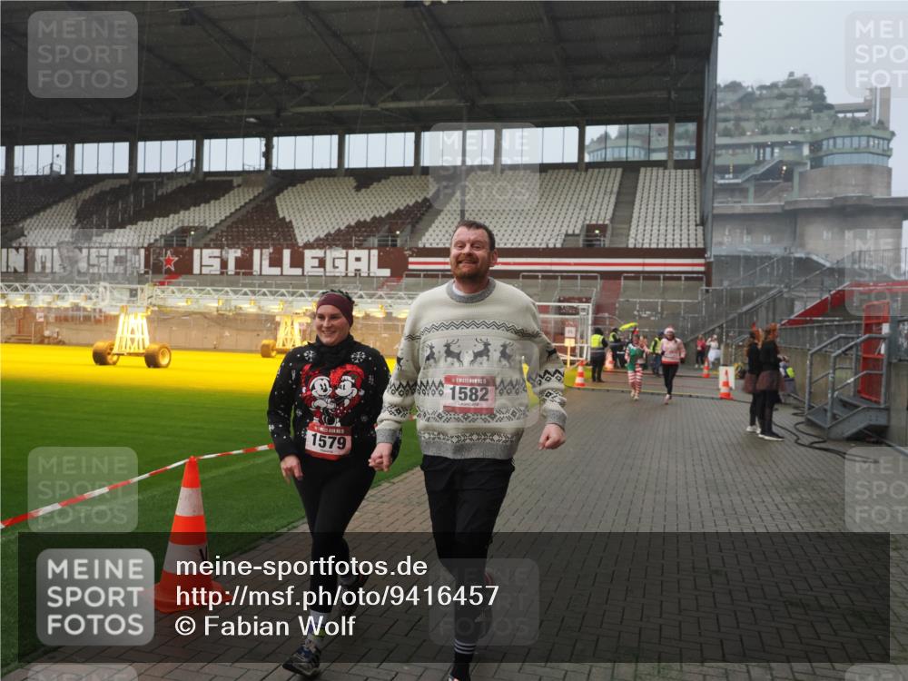 07.12.2025 - St. Pauli X-Mass-Run No. 15 Fabian Wolf http://msf.ph/oto/9416457 07.12.2025 11:09:40 Ziel 59, 66, 266, 330, 814, 971, 1084, 1157, 1463, 1579, 1582, 1851, 1870, 1945, 1974, 2042, 3151, 4190, 4191 meine-sportfotos.de
