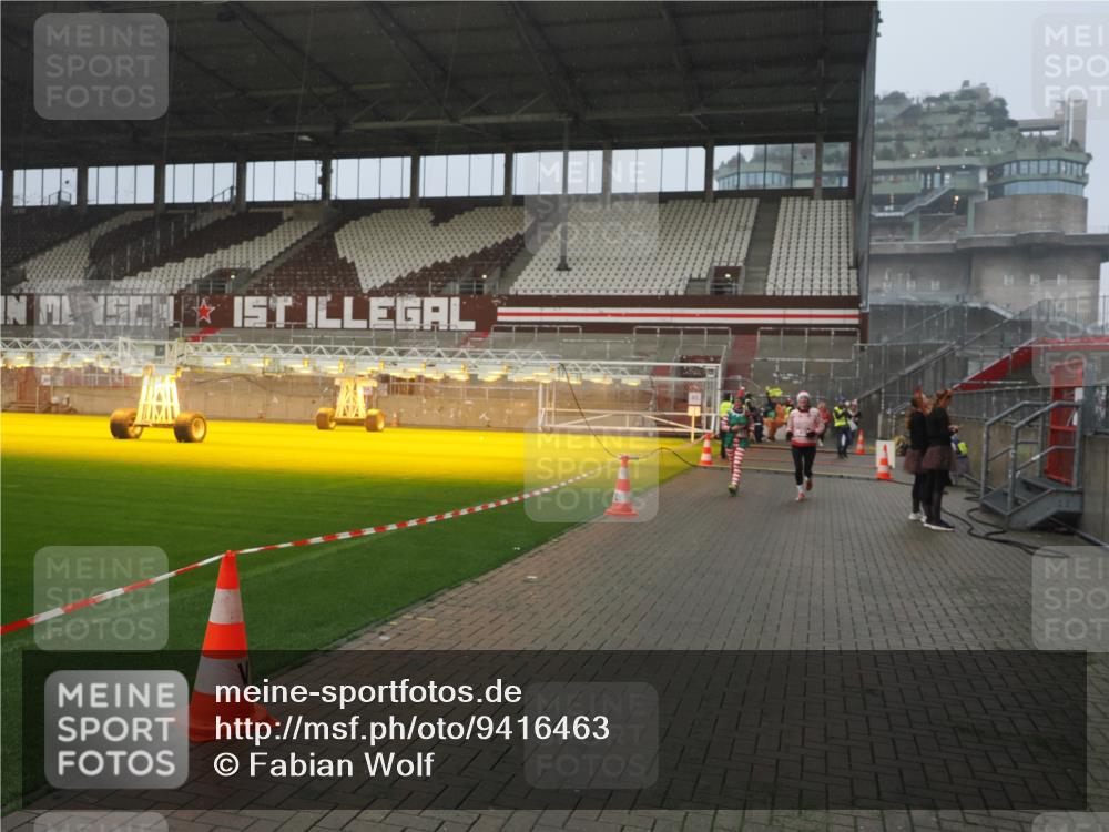 07.12.2025 - St. Pauli X-Mass-Run No. 15 Fabian Wolf http://msf.ph/oto/9416463 07.12.2025 11:09:41 Ziel 59, 66, 266, 330, 814, 971, 1084, 1157, 1579, 1582, 1851, 1870, 1945, 1974, 2042, 3151, 4190, 4191 meine-sportfotos.de