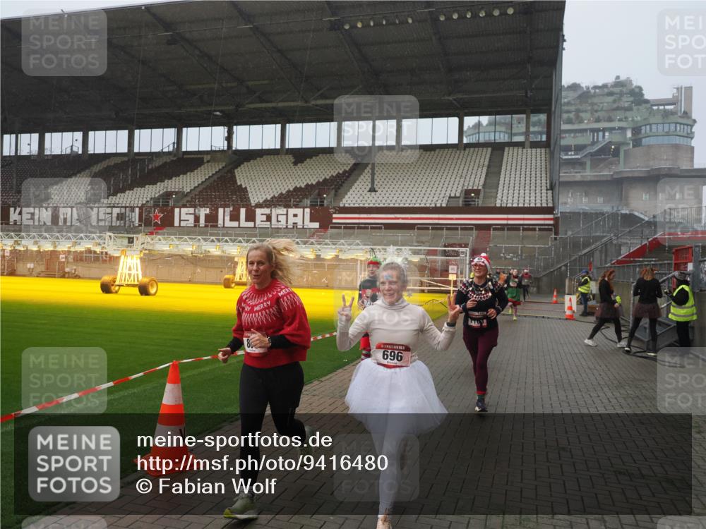 07.12.2025 - St. Pauli X-Mass-Run No. 15 Fabian Wolf http://msf.ph/oto/9416480 07.12.2025 11:09:53 Ziel 696, 720, 737, 755, 814, 863, 1157, 1163 meine-sportfotos.de